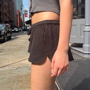 Detailansicht der kaffeebraunen Waffel-Shorts mit Gummizug und Seitenschlitz-Design