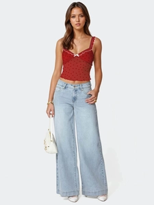 Détail du haut court à imprimé cœur et jean bleu taille haute à jambes larges tendance
