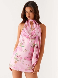Mini robe satinée fleurie rose à licou avec col bénitier et écharpe assortie