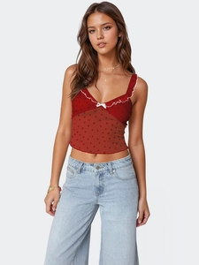 Vue détaillée du haut en résille rouge à motifs de cœurs avec dentelle et nœud