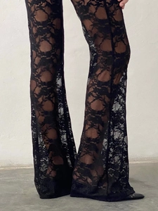 Pantalon évasé en dentelle noire élégante avec motif floral et style maille ajourée