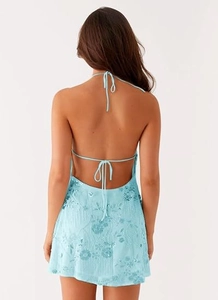 Détail de la mini robe dos nu bleu clair avec broderie délicate de paillettes