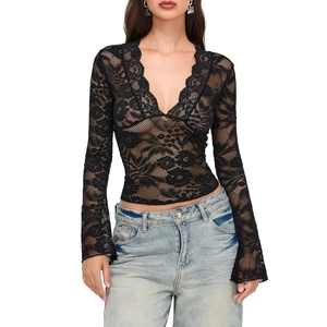 Détail du haut en dentelle à manches longues avec col en V et motifs floraux transparents