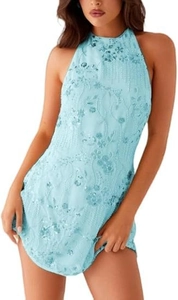 Gros plan de la mini-robe Y2K bleu clair à paillettes et broderie florale 3D