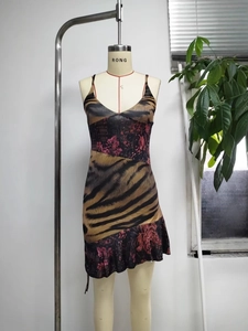 Robe moulante dos nu à imprimé tigre et motifs floraux avec détails à volants au bas