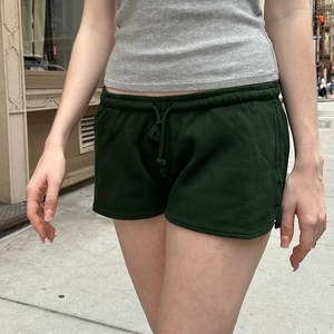 Detailansicht der dunkelgrünen Waffel-Strick-Shorts mit Kordelzug am Bund für Damen