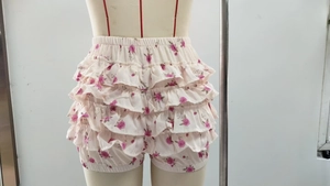 Detalle de pantalones cortos florales con volantes escalonados y cintura elástica