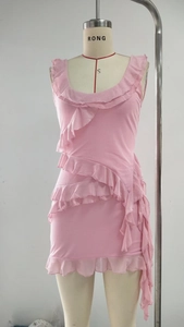 Detail eines rosa ärmellosen Minikleids mit asymmetrischen Rüschen und schlanker Passform