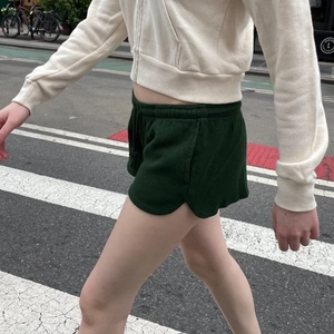 Detail der grünen Waffel-Knit-Shorts mit elastischem Bund und seitlichem Schlitz