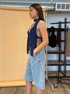 Polka-Dot Halterneck rückenfreies Oberteil mit blauen Denim-Shorts für Sommerstil