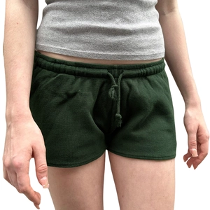 Detail der Waffelstrick-Struktur und des elastischen Tunnelzugs an dunkelgrünen Shorts