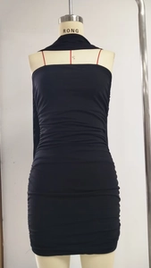 Détail de robe mini moulante noire avec fronces et col licou sur mannequin