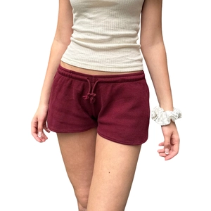 Detailansicht weinroter Waffel-Strick-Shorts mit elastischem Bund und Kordelzug