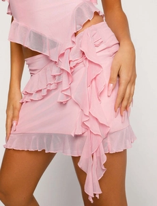 Detail eines rosa Netz-Zweiteilers mit asymmetrischen Rüschen und transparenter Textur