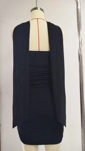 Détail du tissu transparent drapé et du dos plissé de la mini robe noire de soirée