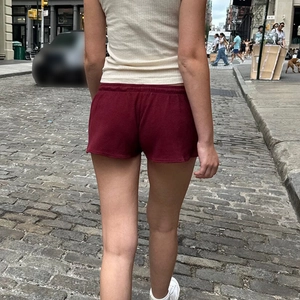 Detail der dunkelroten Waffelstrick-Shorts mit elastischem Bund und Kordelzug für Damen