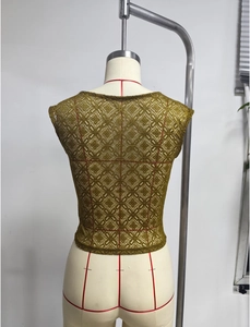 Primer plano detallado de la espalda del crop top de encaje amarillo con flores caladas