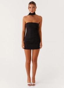 Détail d'une robe bustier moulante noire avec fronces et tour de cou assorti en maille
