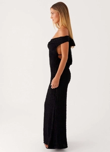 Detail eines schwarzen Off-Shoulder-Maxikleides mit Faltenstruktur und Rückenschnürung