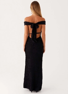 Detailansicht des eleganten rückenfreien Designs mit Schleife und Faltenstoff am schwarzen Kleid