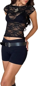 Detalle de la textura de encaje floral negro y camisa de manga corta ajustada sexy