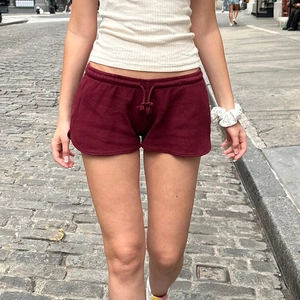 Detail der weinroten Strickshorts mit Kordelzug und elastischem Bund für Damen im Alltag