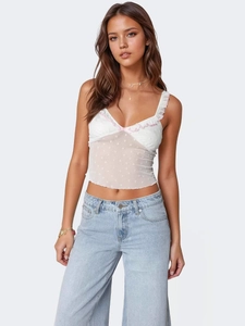 Haut caraco en dentelle blanche avec bordure rose et jean bleu clair taille haute