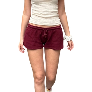 Detail der burgunderroten Sportshorts mit Kordelzug am Bund und Stricktextur
