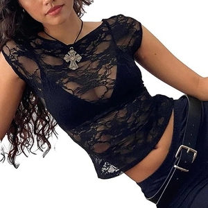 Detalle de cerca del patrón floral de encaje negro transparente y tejido de malla del top