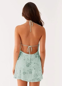 Détail de la robe mini Y2K vert menthe avec paillettes et broderies florales dos nu