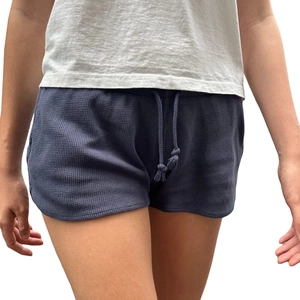 Detail der dunkelgrauen Waffelstruktur und verstellbarem Kordelzug an der Sportshorts