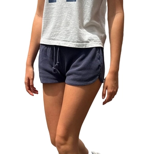 Detailaufnahme der dunkelblauen Waffelstrick-Shorts mit Kordelzug und geschlitztem Saum