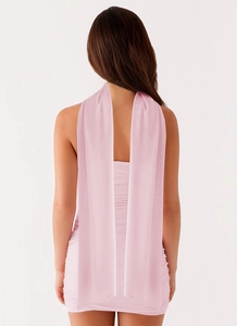 Vue détaillée du dos d'une mini robe rose avec de longs rubans fluides élégants