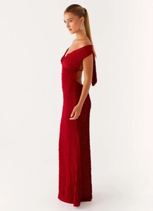 Detail des tiefroten Plissee-Stoffs am rückenfreien Kleid mit eleganter Textur und Schnitt