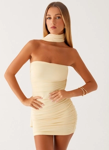 Détail de la robe bustier moulante plissée jaune clair avec son écharpe en soie assortie