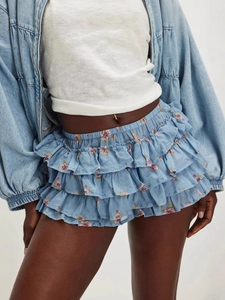 Falda pantalón floral azul claro con volantes y cintura elástica para verano casual