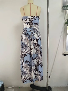 Détail d'une robe longue fleurie dos nu avec imprimé bleu et corsage plissé