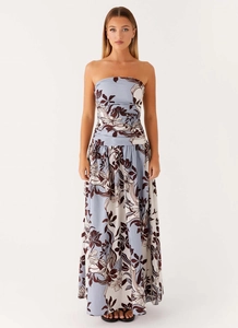 Détail de l'imprimé floral élégant et du tissu léger sur la robe longue dos nu de vacances