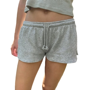 Detail der hellgrauen Waffelstrick-Shorts mit Kordelzug und atmungsaktiver Stoffstruktur