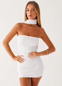 Détail de la robe courte blanche moulante plissée avec son écharpe de cou assortie