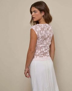 Detalle de encaje floral rosa y tejido de malla transparente en el top de verano Y2K