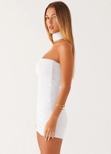 Détail de la robe moulante blanche avec fronces latérales et foulard assorti