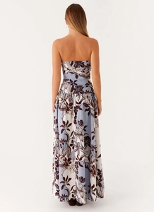 Détail d'une robe longue d'été dos nu avec imprimé floral et design de taille élégant