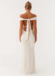 Elegantes weißes rückenfreies Maxikleid mit feinem gerafftem Stoff und langen Bindebändern