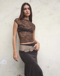 Detalle de top de encaje floral Y2K con cinturón retro y hebilla de metal