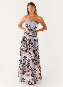 Détail d'une robe longue bustier dos nu avec motifs floraux bleus et marrons