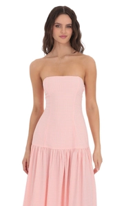 Detalle de vestido palabra de honor con cuadros vichy rosas y bajo con volantes
