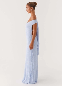 Detail des hellblauen Stoffes mit Seitenausschnitt bei einem figurbetonten Maxikleid
