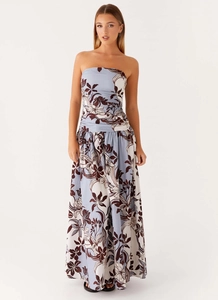 Détail de l'élégante robe maxi bustier à fleurs avec base bleu clair et motifs blancs