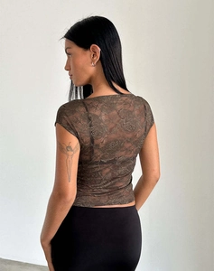 Vista detallada del top marrón de manga corta con encaje floral y malla transparente